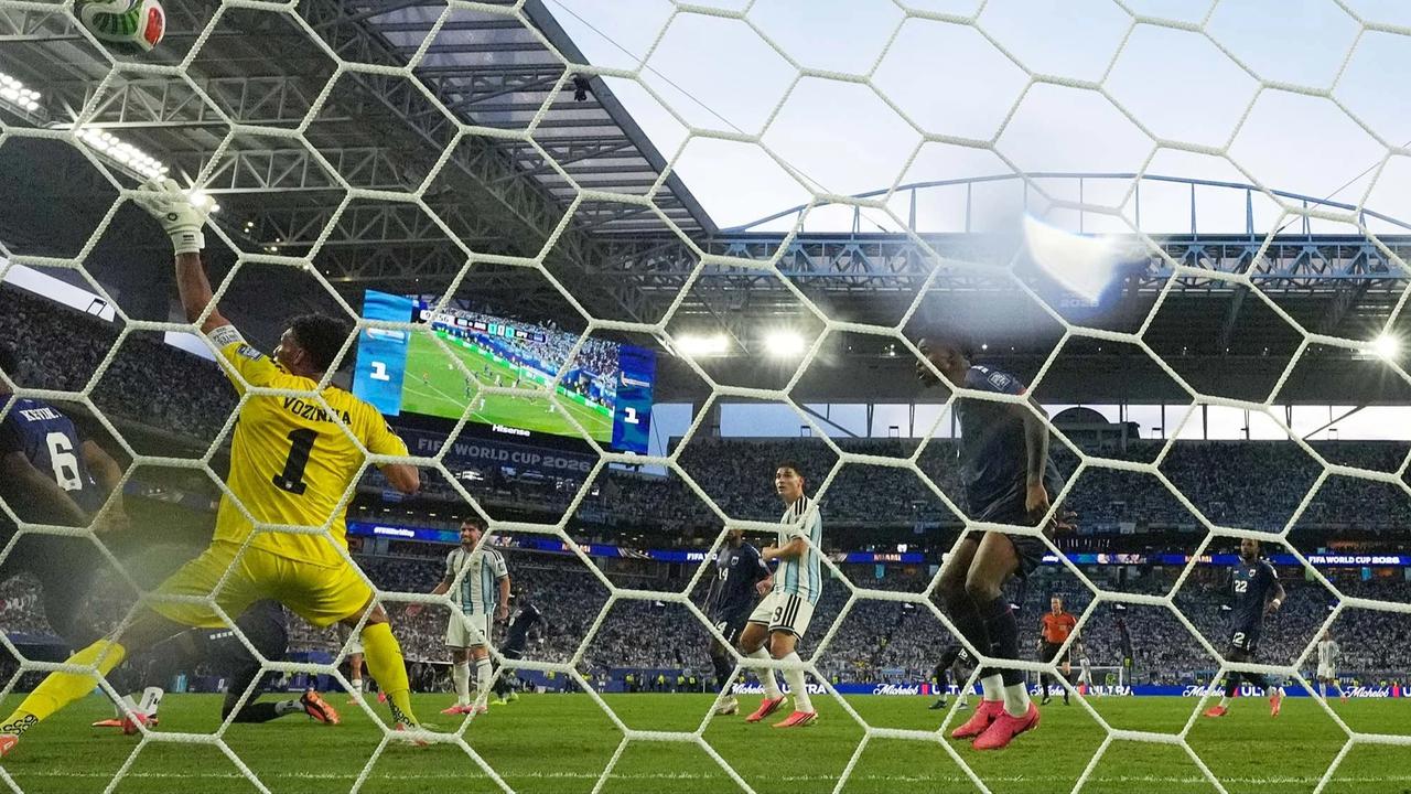 FOTO: Messi Bawa Argentina Melaju ke 16 Besar