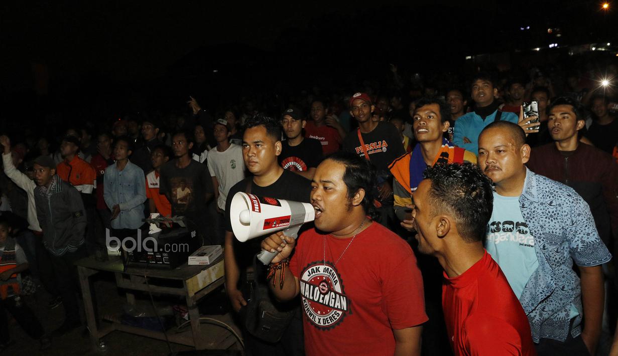 Para Jakmania bernyanyi bersama saat nonton bareng laga Persib kontra Persija di Kalideres, Jakarta, Sabtu (22/7/2017). Dilarang datang ke GBLA membuat Jakmania menggelar nobar di beberapa titik ibu kota. (Bola.com/M Iqbal Ichsan)