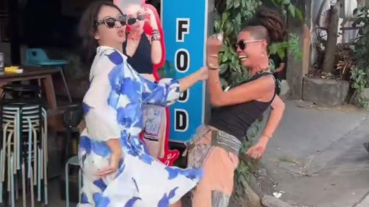 7 Potret Bunda Corla dan Mertua Jennifer Coppen Bertemu, Kocak Banget - Sama Aktifnya