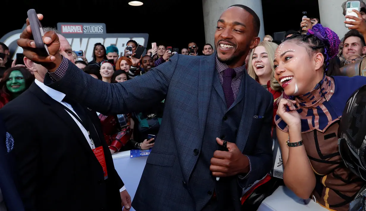 Anthony Mackie yang memerankan Falcon berswafoto dengan penggemar setibanya pada world premiere film Avengers: Endgame di Los Angeles, California, Selasa (23/4). Avengers: Endgame akan tayang mulai 26 April di Amerika dan 24 April besok di Indonesia. (REUTERS/Mario Anzuoni)