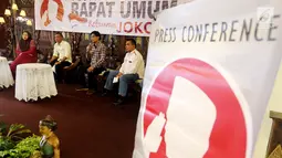 Relawan pendukung  Joko Widodo memaparkan persiapan Rapat Umum Relawan Jokowi di kawasan Kemang, Jakarta, Kamis (2/8). Rapat Umum Relawan Jokowi merupakan konsolidasi relawan untuk pemenangan Jokowi pada pilpres 2019. (Liputan6.com/Johan Tallo)