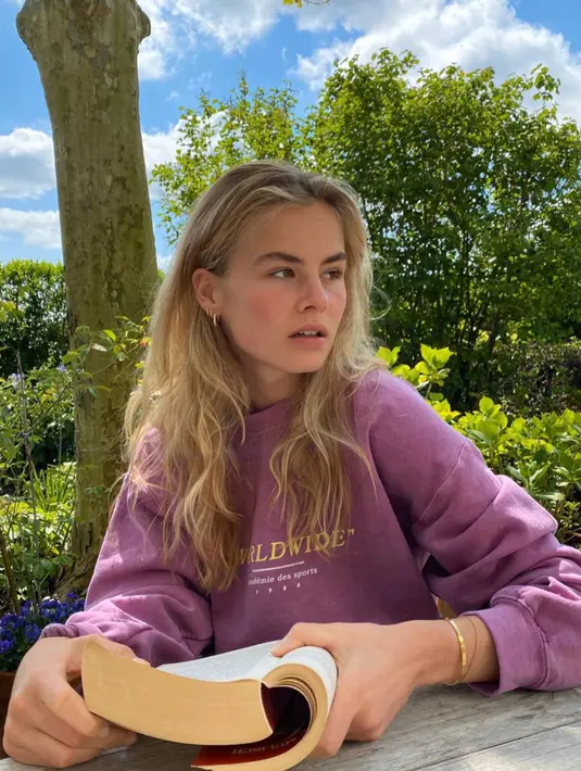 <p>AnneKee Molenaar saat memegang salah satu buku bacaannya. Model cantik satu ini sering membagikan gambar buku-buku yang sudah atau sedang ia baca. (Instagram/@annekeemolenaar)</p>