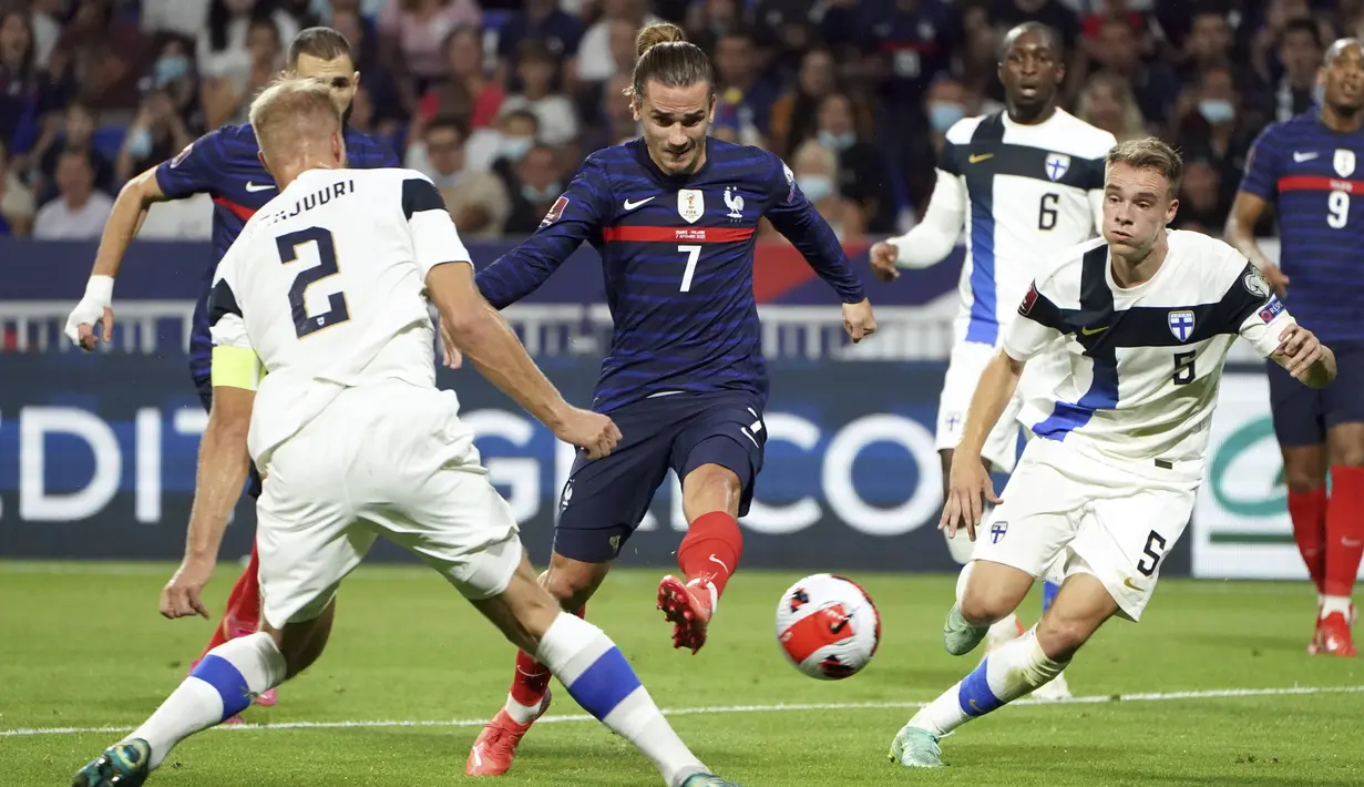 Penyerang Prancis, Antoine Griezmann saat mencetak gol pertama timnya selama pertandingan kualifikasi grup D Piala Dunia 2022 di stadion Decines di Lyon, Prancis, Rabu (8/9/2021). Griezmann mencetak dua gol dan mengantar Prancis menang atas Finlandia 2-0. (AP Photo/Laurent Cirpiani)