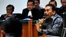 Bupati Tapanuli Tengah nonaktif Raja Bonaran Situmeang menjalani sidang pemeriksaan terdakwa di Pengadilan Tipikor, Jakarta, Senin (20/4). Bonaran didakwa menyuap Akil Mochtar terkait sengketa pilkada Tapteng di MK. (Liputan6.com/Andrian M Tunay)
