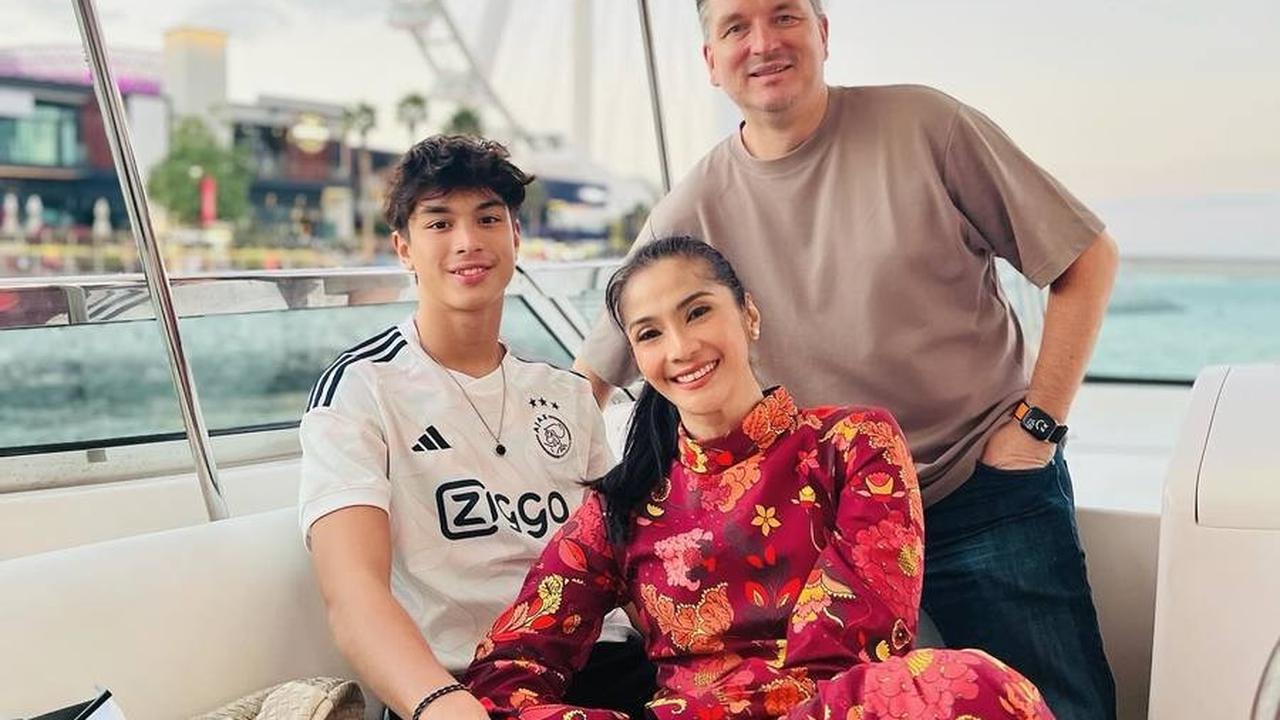 Salah satu pertanyaan yang banyak diajukan adalah apakah Eddy sudah memiliki pacar. Untuk pertanyaan ini, biar Eddy atau Maudy Koesnaedi yang memberikan jawabannya.<br>