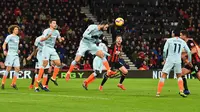 Striker Chelsea, Gonzalo Higuain (tengah) menyundul bola saat bertanding melawan Bournemouth pada lanjutan pekan ke-24 Premier League 2018-2019 di Bournemouth, Inggris, Rabu (30/1). Chelsea kalah 4-0. (Glyn KIRK/AFP)