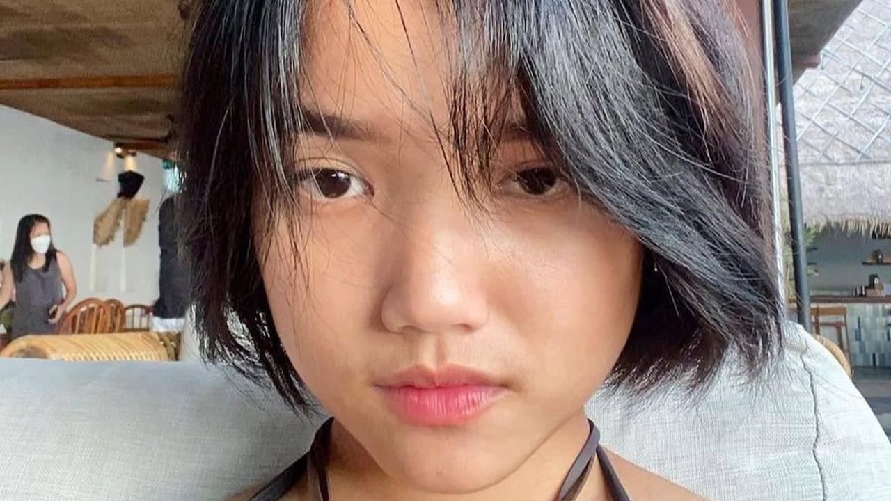 7 Potret Penampilan Lawas Fuji dengan Rambut Bondol