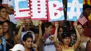Suporter timnas Kuba memberi dukungan dari tribun stadion. (Reuters/Enrique de Osla)