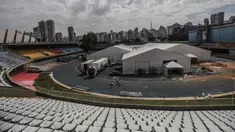Orang-orang bekerja di lokasi pembangunan rumah sakit sementara di kompleks olahraga Ibirapuera di tengah merebaknya COVID-19 di Sao Paulo (16/4/2020). Jumlah kasus terkonfirmasi COVID-19 di Brasil melonjak dari 28.320 menjadi 30.425, kata Kemenkes Brasil pada Kamis (16/4). (Xinhua/Rahel Patrasso)