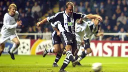 Alan Shearer. Pemain yang menjadi top skor sepanjang masa Liga Inggris dengan raihan 260 gol ini terkenal tajam dalam mengeksekusi peluang di depan gawang lawan. Tak Terkecuali saat mengeksekusi penalti, yang dibuktikan dengan 8 gol dari tendangan penalti pada tahun 1999. (AFP/Odd Andersen)