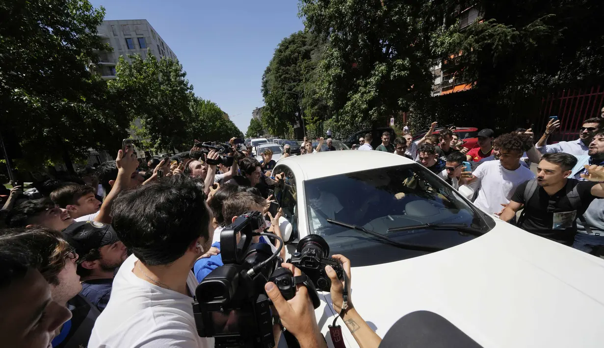 Penyerang asal Belgia, Romelu Lukaku menyemangati pendukung Inter Milan dari mobil saat ia tiba di markas Komite Olimpiade Italia di Milan, Italia, Rabu (29/6/2022). Romelu Lukaku kembali ke Inter Milan. Penyerang asal Belgia itu dipinjamkan Chelsea ke Inter dengan durasi semusim pada 2022-2023. (AP Photo/Luca Bruno)