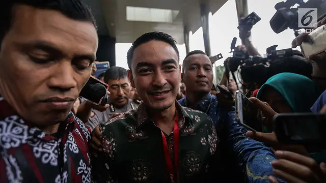 Gubernur Jambi Zumi Zola