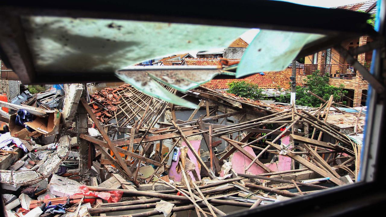 FOTO: Ledakan Misterius Guncang Pondok Cabe Ilir, 13 Rumah Rusak dan 7 Warga Luka