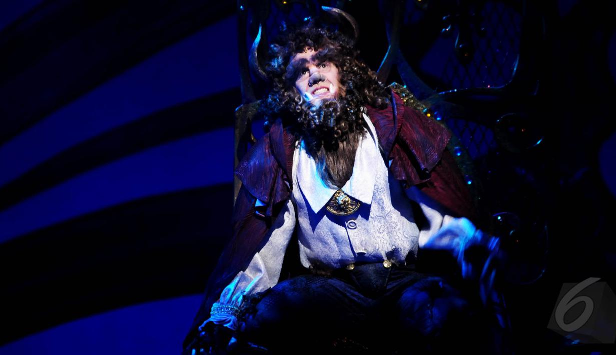 Pertunjukan drama musikal bertajuk ‘Beauty and The Beast The Original Broadway Musical Spectaculer’ diselengarakan di Ciputra Artpreneur, Jakarta (26/5/2015). (Liputan6.com/Faisal R Syam)