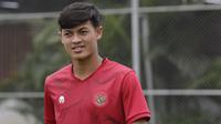 Pemain Timnas Indonesia, Alfeandra Dewangga, saat latihan di Lapangan G, Senayan, Jakarta, Rabu, (19/2/2020). Pada sesi latihan kali ini Timnas menjalani tes fisik dengan menggunakan alat Smart Gate. (Bola.com/M Iqbal Ichsan)