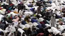 <p>Umat muslim melaksanakan sholat Idul Fitri di Masjid Istiqlal, Jakarta, Senin (2/5/2022). Ribuan umat muslim melaksanakan sholat Idul Fitri 1443 H dengan penuh khidmat. (Liputan6.com/Helmi Fithriansyah)</p>