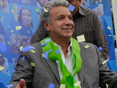 Lenin Moreno merayakan kemenangannya dalam pemilihan presiden Ekuador, di posko pemenangan Moreno di Quito, Ekuador, Selasa (4/4). Data otoritas pemilu setempat menunjukkan Moreno meraih suara sekira 51 persen. (AP Photo / Dolores Ochoa)