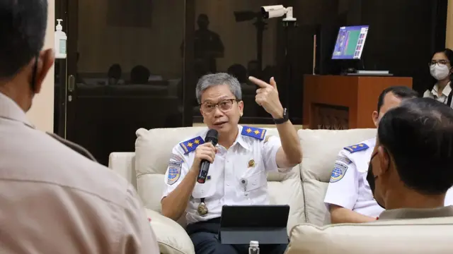 Direktur Jenderal Perhubungan Darat Kementerian Perhubungan Hendro Sugiatno membahas manajemen rekayasa lalu lintas dan kendaraan listrik yang akan dipakai melayani delegasi KTT G20. (Dok Kemenhub)