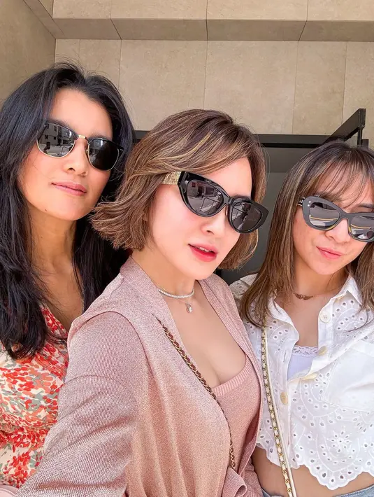 Rambut Shandy yang tadinya seleher kini dipotong lebih pendek yang sejajar dengan rahang [@shandyaulia]