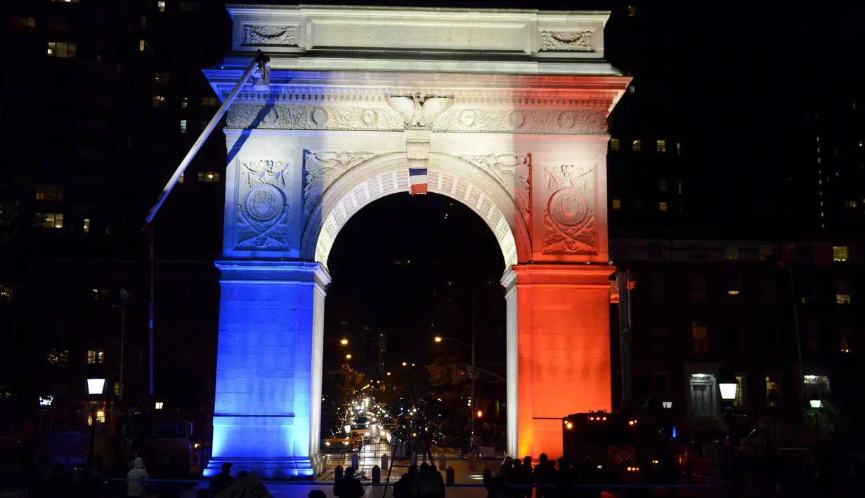 Monumen The Washington Arch di Washington Square Park berubah warna seperti bendera Perancis, New York, Amerika Serikat, Sabtu  (14/11/2015). Simbol ini sebagai tanda duka cita terhadap serangan bom dan penembakan di Paris. (REUTERS/Keith Stephanie)