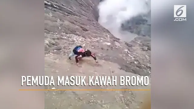 Seorang pemuda nekat merayap masuk kawah Bromo setelah ponsel rekannya terjatuh saat swafoto.