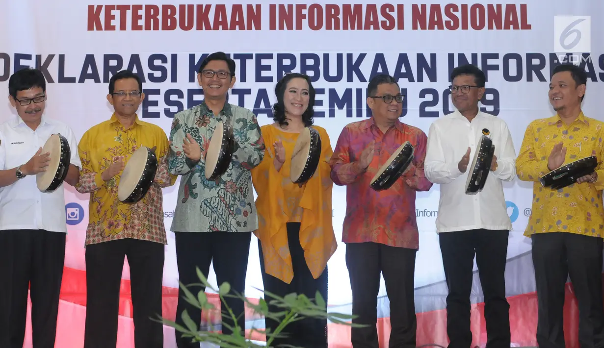 Perwakilan pimpinan parpol peserta Pemilu 2019 menepuk rabana deklarasi Keterbukaan Informasi Peserta Pemilu 2019 di Jakarta, Selasa (22/5). Hal ini untuk mendukung penyelenggaraan Pemilu yang transparaan dan akuntabel. (Liputan6.com/Helmi Fithriansyah)