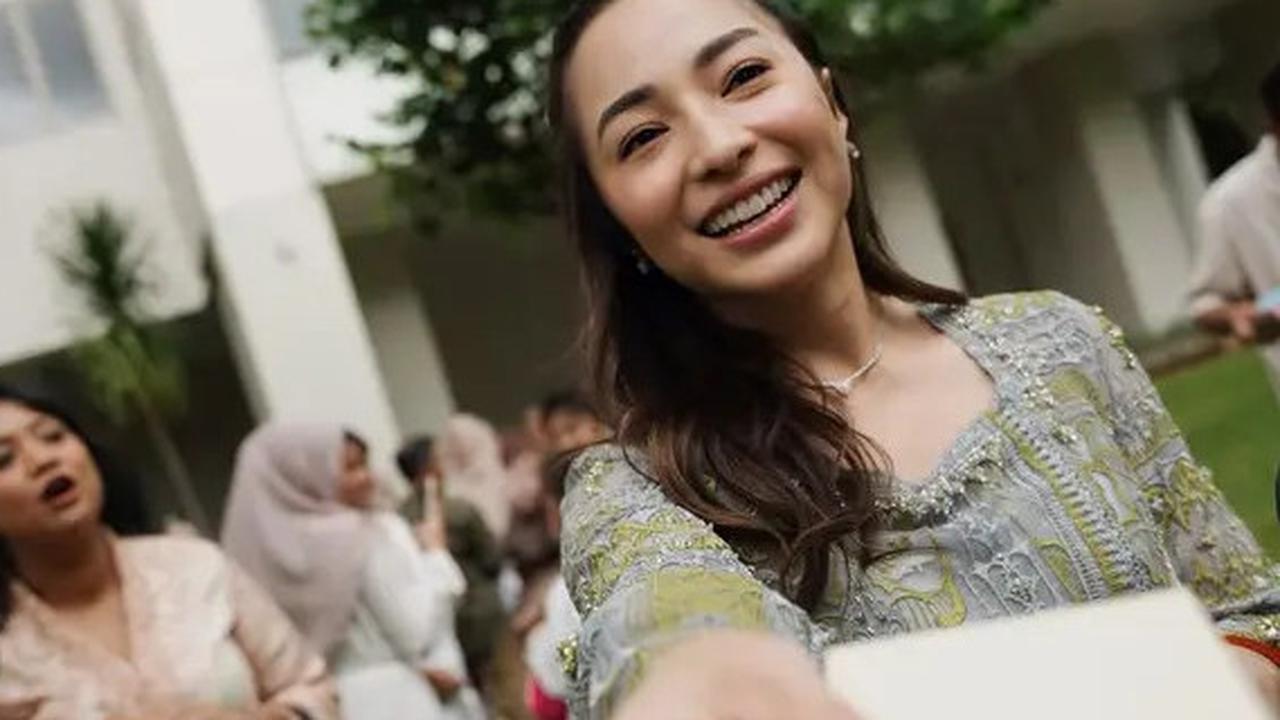 Jadi Tradisi Tiap Tahun, 6 Potret Keluarga Nikita Willy Bagi-Bagi THR Lebaran hingga Antrean Mengular, Berapa Isinya?