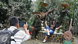 Pengunjung berfoto di sekitar Taman Meksiko, Kebun Raya Bogor, Jawa Barat, Senin (28/3). Di taman tersebut, terdapat 100 jenis kaktus, agave, yucca, dan sukulen yang berasal dari gurun Amerika serta Asia. (Liputan6.com/Immanuel Antonius)