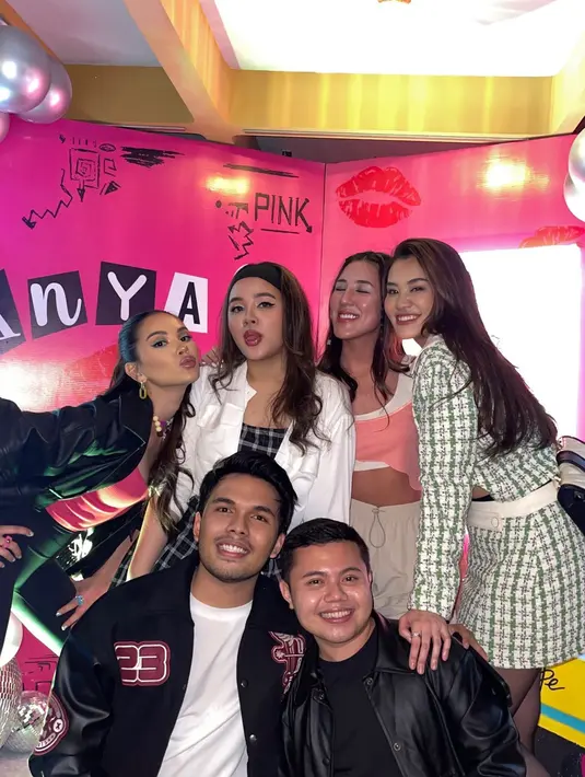 Hadir bersama Thoriq Halilintar, Aaliyah Massaid kenakan set blazer dan rok mini tweed hijau putih [@aaliyah.massaid]