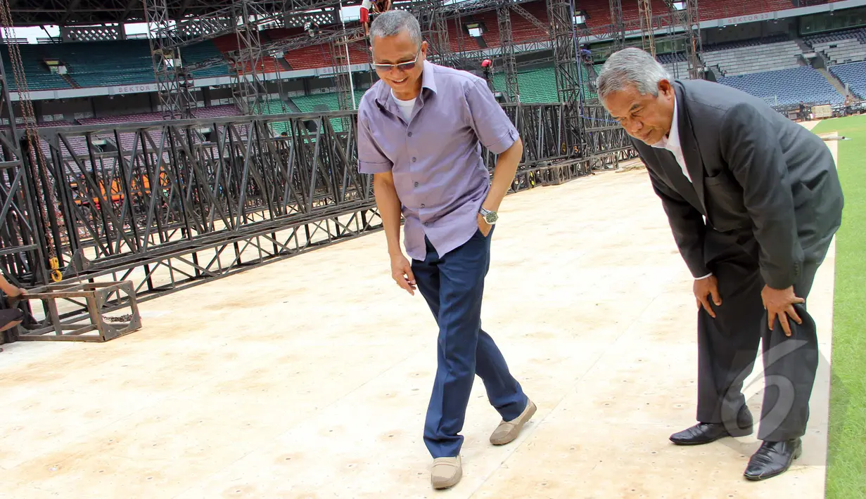 Ketua umum PSSI Djohar Arifin Husin (kanan) melakukan pengecekkan lapangan di Gelora Bung Karno, Jakarta (26/3/2015). Peninjauan dilakukan sebagai persiapan menjelang Kualifikasi grup H Piala Asia 2016. (Liputan6.com/Helmi Afandi)
