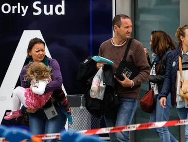 Orang-orang yang berada di Bandara Orly di Paris, Prancis, dievakuasi menyusul sebuah insiden penembakan yang terjadi pada Sabtu, (18/3). (AP Photo)