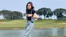 <p>Meskipun tidak memakai sneakers, wide leg pants ala Jessica bisa jadi inspirasimu. Celana model lebar ini cocok dipadukan dengan sneakers.</p>