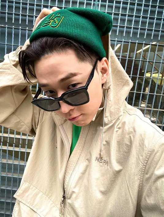 Kacamata hitam plus hoodie, Henry Lau sukses bikin fans kelepek-kelepek. (FOTO: instagram.com/henryl89/)