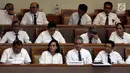 Menteri Keuangan Sri Mulyani (dua kiri) saat Rapat Paripurna DPR di Jakarta, Rabu (31/10). Meski disertai sejumlah catatan, DPR menyetujui RUU APBN 2019 beserta Nota Keuangannya menjadi UU. (Liputan6.com/JohanTallo)