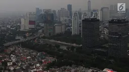 Suasana gedung bertingkat yang terlihat samar karena kabut polusi di Jakarta, Selasa (9/7/2019). Berdasarkan data DLH DKI Jakarta penyebab polusi di Jakarta semakin buruk akibat emisi kendaraan bermotor yang mencapai 75 persen, ditambah pencemaran dari industri dan limbah. (Liputan6.com/Johan Tallo)