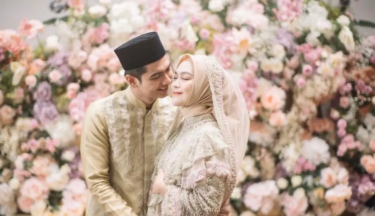 Aura cantik bumil ini kian terpancar dari raut wajah bahagia Ria Ricis. (Instagram/riaricis1795).