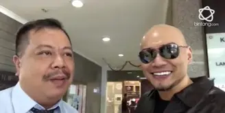 Deddy Corbuzier unggah video melalui akun instagramnya saat sedang membayar pajak di kantor pajak kawasan Gambir Jakarta Pusat. Total pajak yang dibayar Deddy adalah 2,5 Miliar