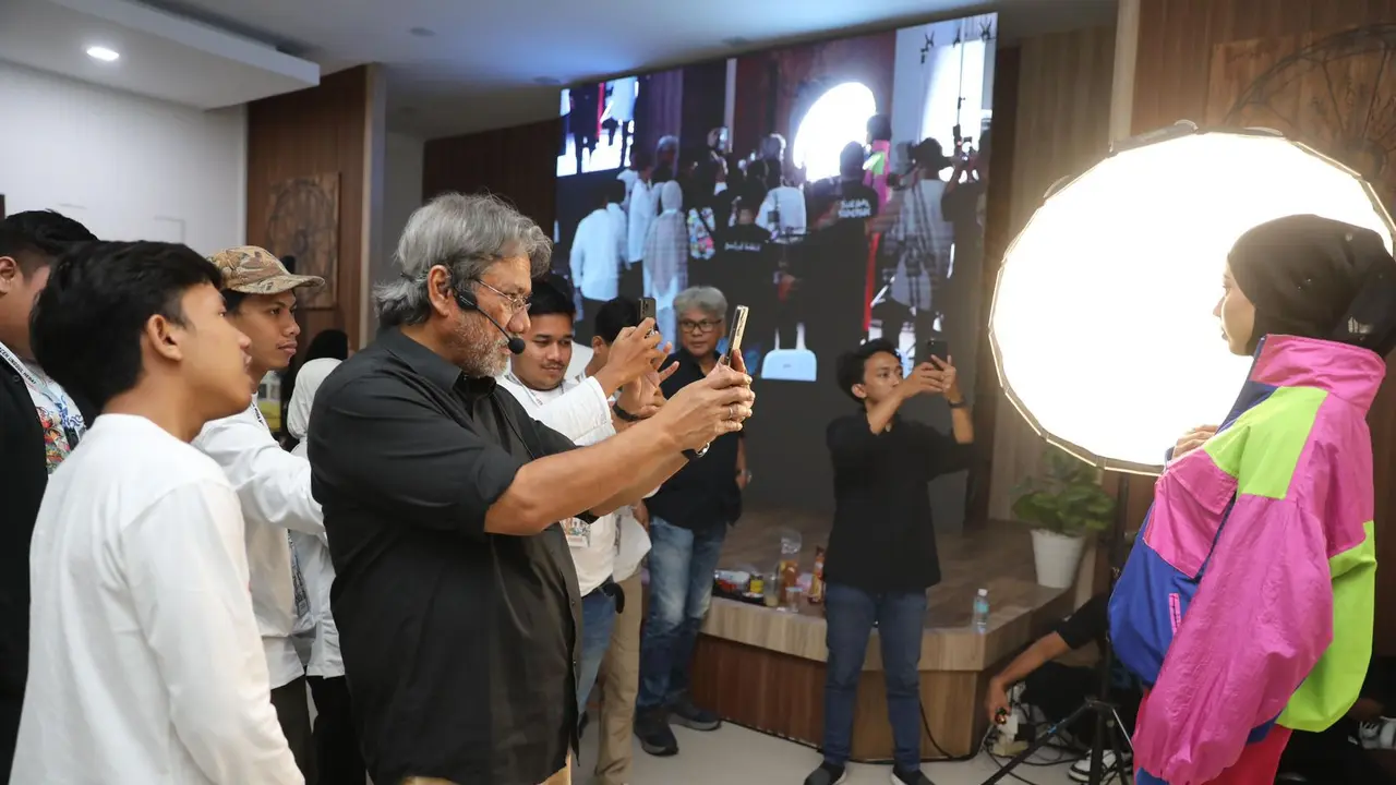 Sebanyak 20 orang terpilih mengikuti private mentoring bersama fotografer kondang, Darwis Triadi (Istimewa)
