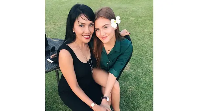Potret Chelsea Shania bersama sang ibunda, bak kakak adik.