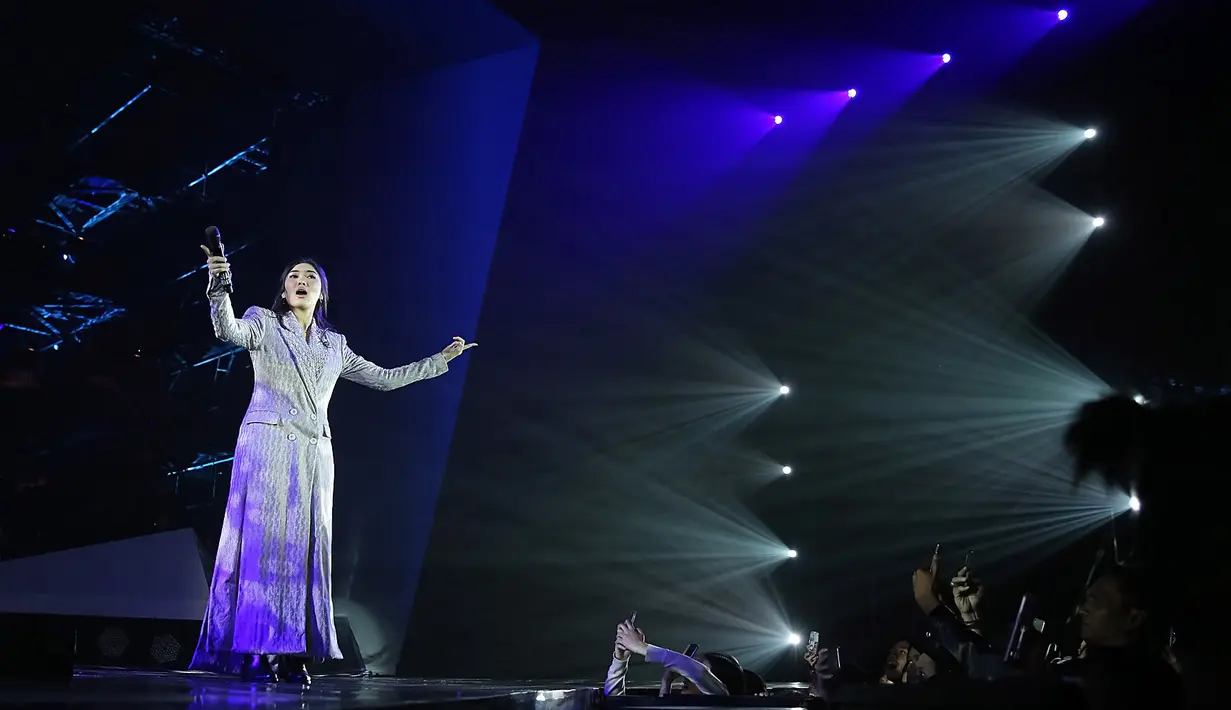 Namun ternyata kehadiran Isyana di panggung konser tunggal itu merupakan pilihan dari Rossa. Dengan alasan suara yang dimiliki Isyana dan alunan piano yang dimainkannya sangat luar biasa bagi Rossa. (Bambang E.Ros/Bintang.com)