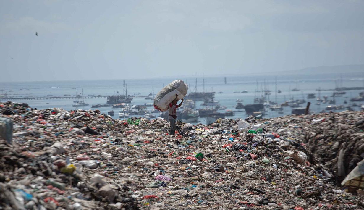Seorang pekerja memungut bahan daur ulang di Tempat Pembuangan Akhir (TPA) Sampah Suwung, Denpasar, Bali, pada Rabu 2 April 2026. Per 1 April 2026, Pemerintah Provinsi (Pemprov) Bali resmi melarang pembuangan sampah organik di Tempat Pembuangan Akhir (TPA) Sampah Suwung, Denpasar. (Lana Priatna/AFP)