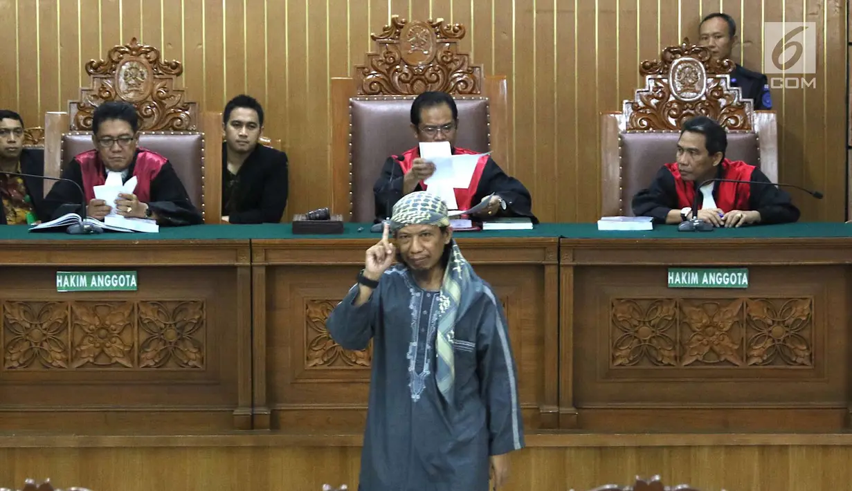 Terdakwa kasus bom Thamrin, Aman Abdurrahman menghadiri sidang pembacaan nota pembelaan atau pledoi di Pengadilan Negeri Jakarta Selatan, Jumat (25/5). Pada sidang pekan lalu,  JPU menuntut Aman Abdurrahman tuntutan mati. (Liputan6.com/Immanuel Antonius)