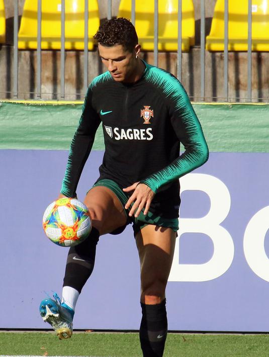 Foto Semangat Cristiano Ronaldo Jelang Lawan Lithuania Di Kualifikasi Euro 2020 Bola Liputan6 Com