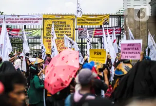 Sejumlah elemen masyarakat yang tergabung dalam buruh dan petani menggelar aksi di depan Gedung DPR, Jakarta, Selasa (27/9/2022). Dalam aksi mereka menuntut dan menyampaikan aspirasi kepada pemerintah untuk melakukan evaluasi menyeluruh dan meminta pertanggungjawaban Presiden RI atas penyimpangan terhadap Konstitusionalisme Agraria yang menjadi mandat UUD 1945 dan UUPA 1960. (Liputan6.com/Faizal Fanani)