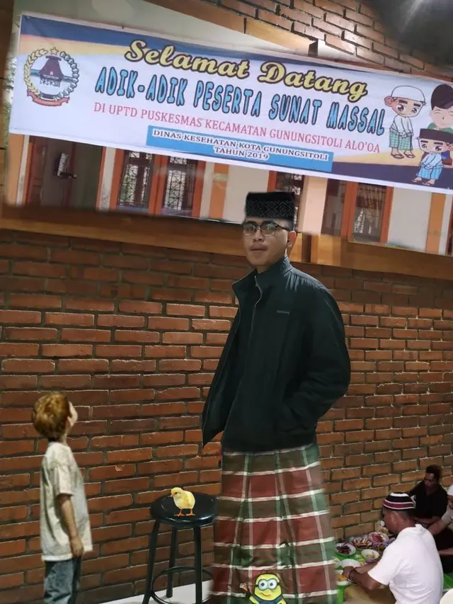 Pria Ini Minta Fotonya Biar Enggak Sendiri, 7 Hasil Editannya Bikin Geleng Kepala