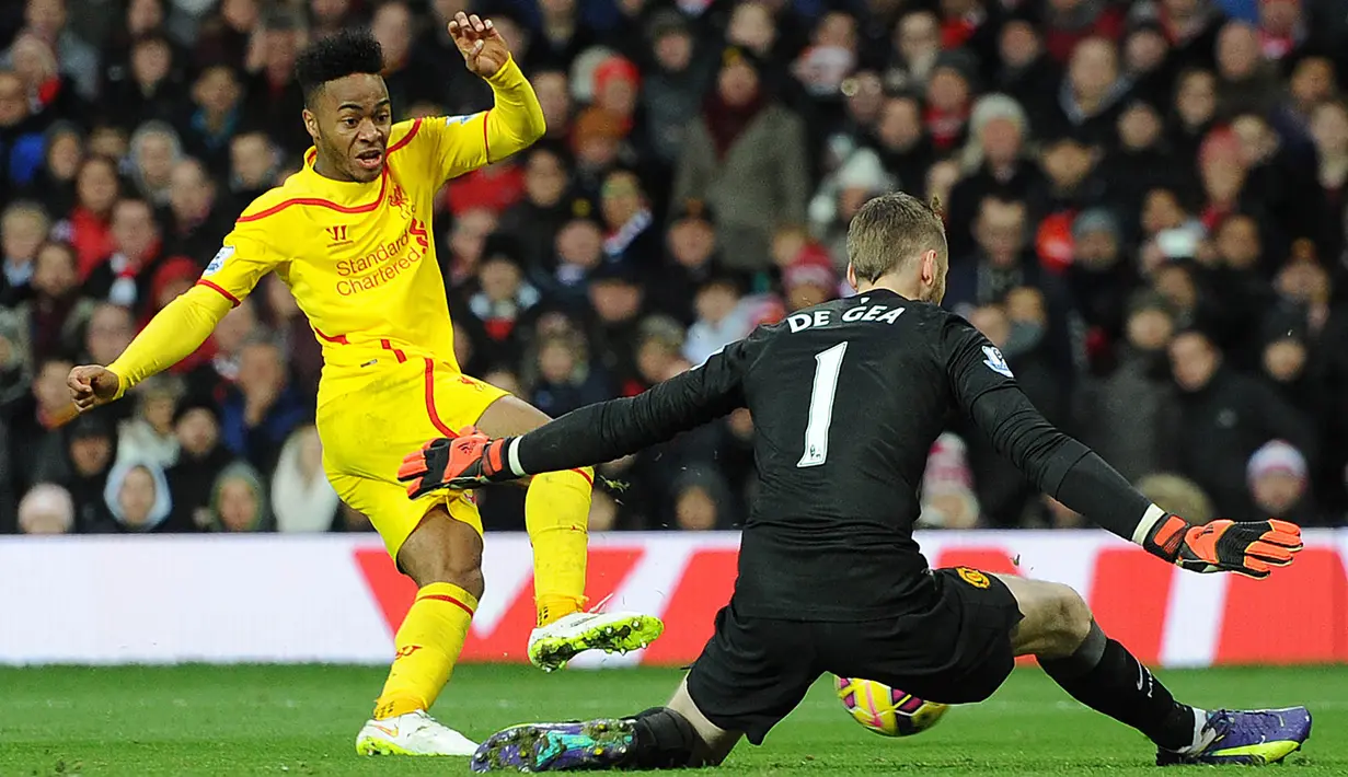 Kiper MU, David De Gea berusaha menghentikan laju dari pemain Liverpool, Raheem Sterling pada laga Liga Premier Inggris di Stadion Old Trafford, Inggris, Minggu (14/12/2014). (EPA/Peter Powell)