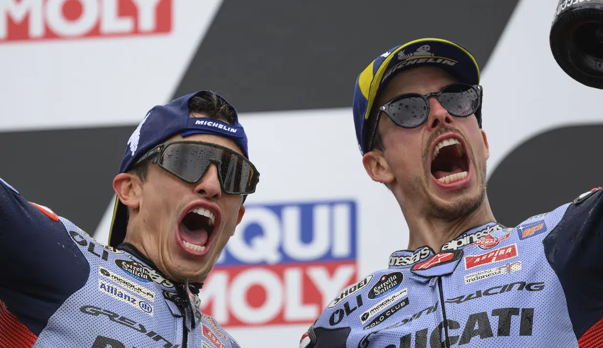 Pembalap Gresini Racing, Marc Marquez (kiri) dan Alex Marquez merayakan kemenangan di atas podium MotoGP Jerman 2024 yang berlangsung di Sirkuit Sachsenring, Jerman, Minggu (07/07/2024) waktu setempat. (AP Photo/Robert Michael)