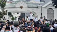 Gubernur Sumut, Edy Rahmayadi, menemui massa aksi yang berunjuk rasa tolak Omnibus Law.