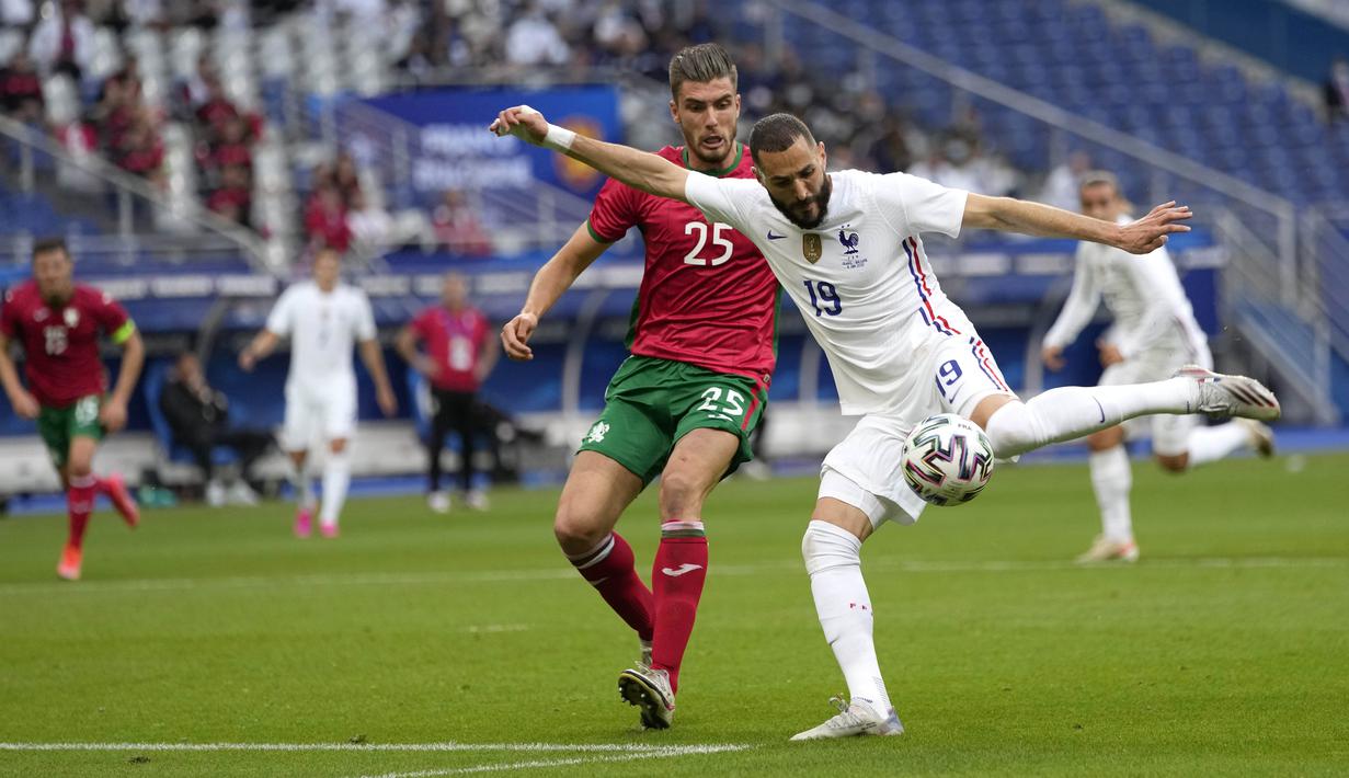 Striker Prancis, Karim Benzema, melepaskan tendangan saat melawan Bulgraria pada laga uji coba terakhir jelang Euro 2020 di Stade de France, Rabu (9/6/2021). Prancis menang dengan skor 3-0. (AP/Francois Mori)