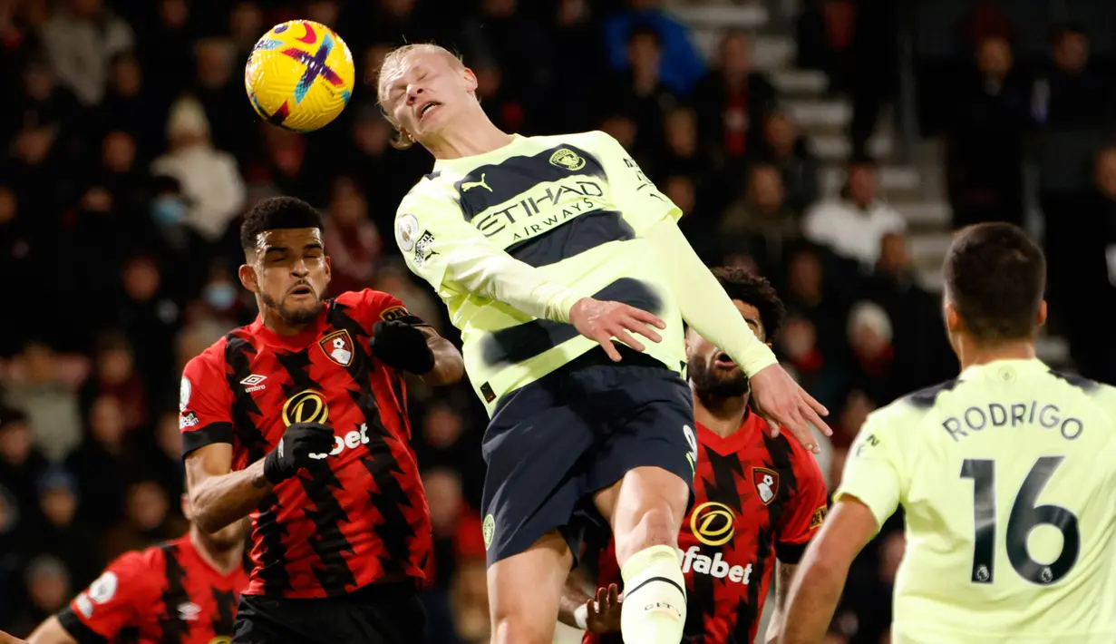 Pemain Manchester City Erling Haaland (tengah) melompat untuk mengejar bola dengan pemain Bournemouth Dominic Solanke (kiri) pada pertandingan sepak bola Liga Inggris di Vitality Stadium, Bournemouth, Inggris, 25 Februari 2023. Manchester City mengalahkan Bournemouth dengan skor 4-1. (AP Photo/David Cliff)